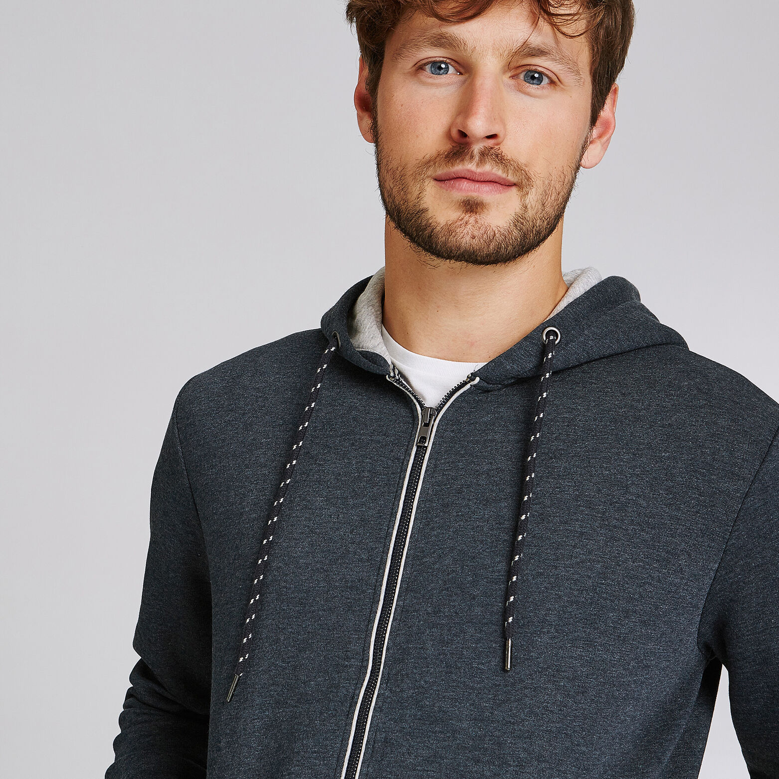 SWEAT ZIPPE CAPUCHE
