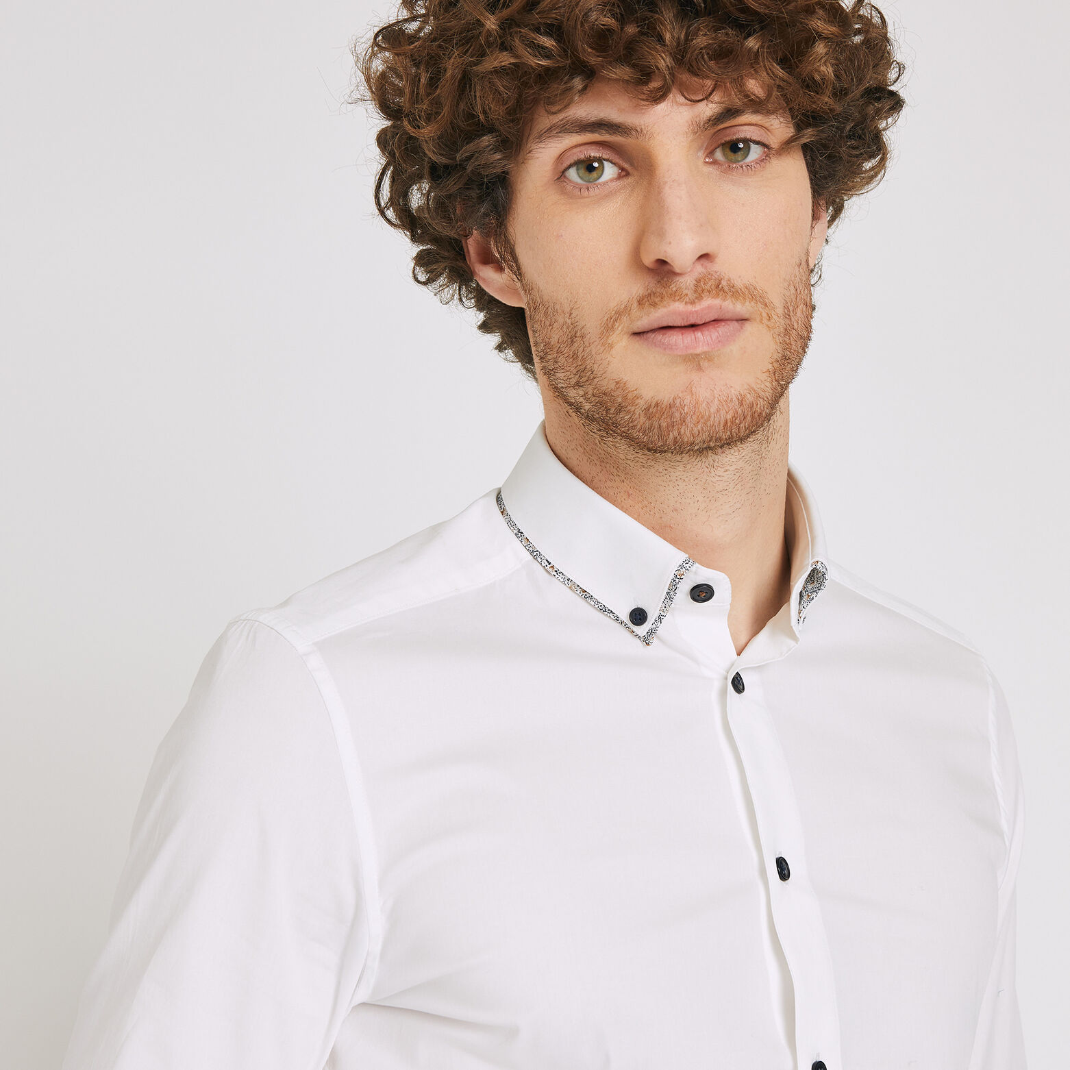 Chemise slim unie à double col
