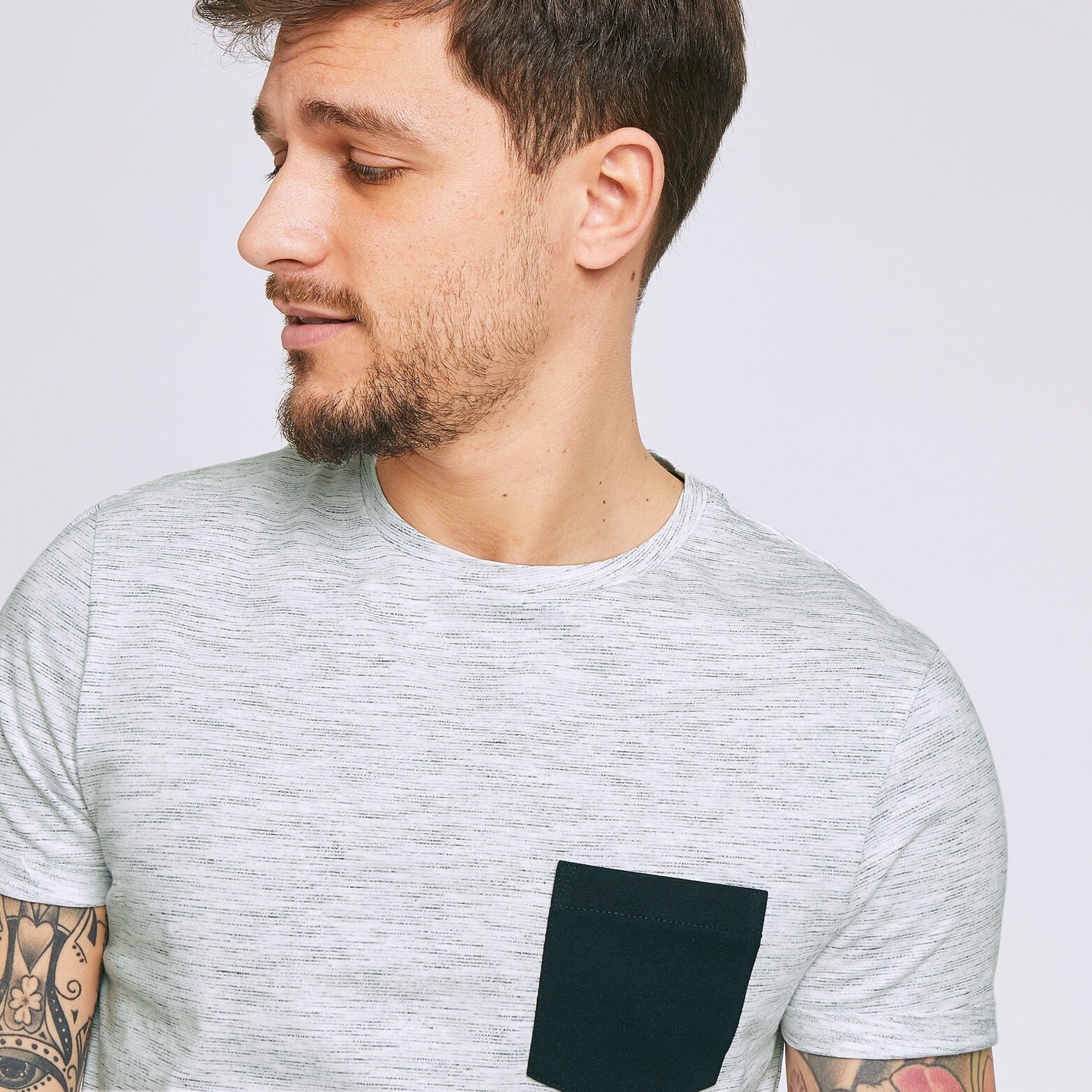 T-shirt matière fantaisie poche contrastée