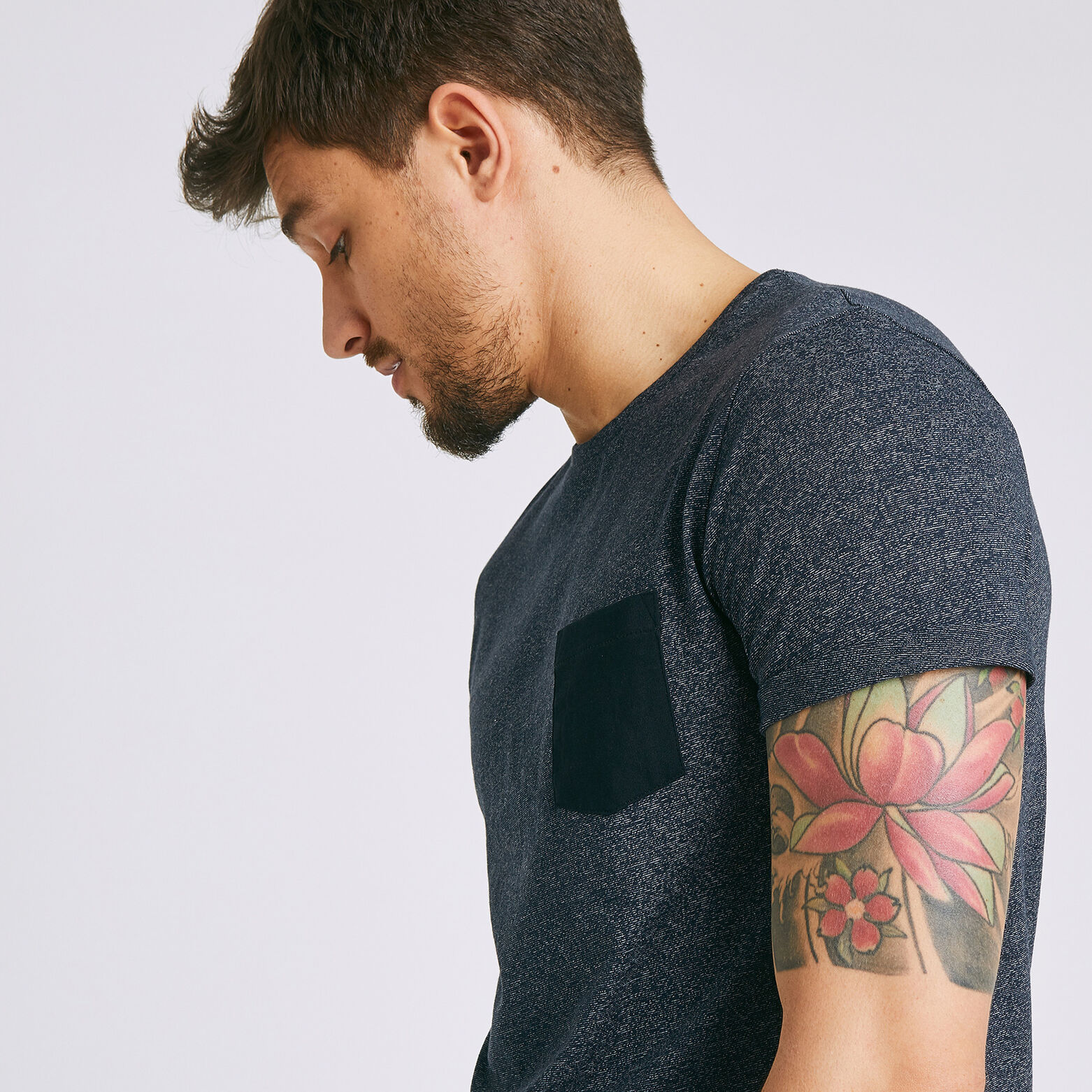 T-shirt matière fantaisie poche contrastée