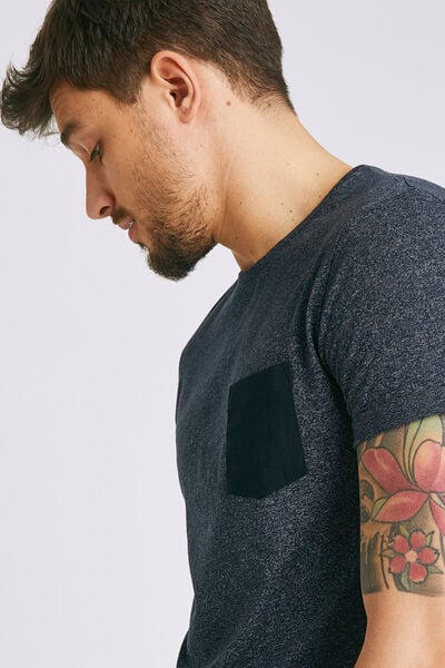 T-shirt matière fantaisie poche contrastée