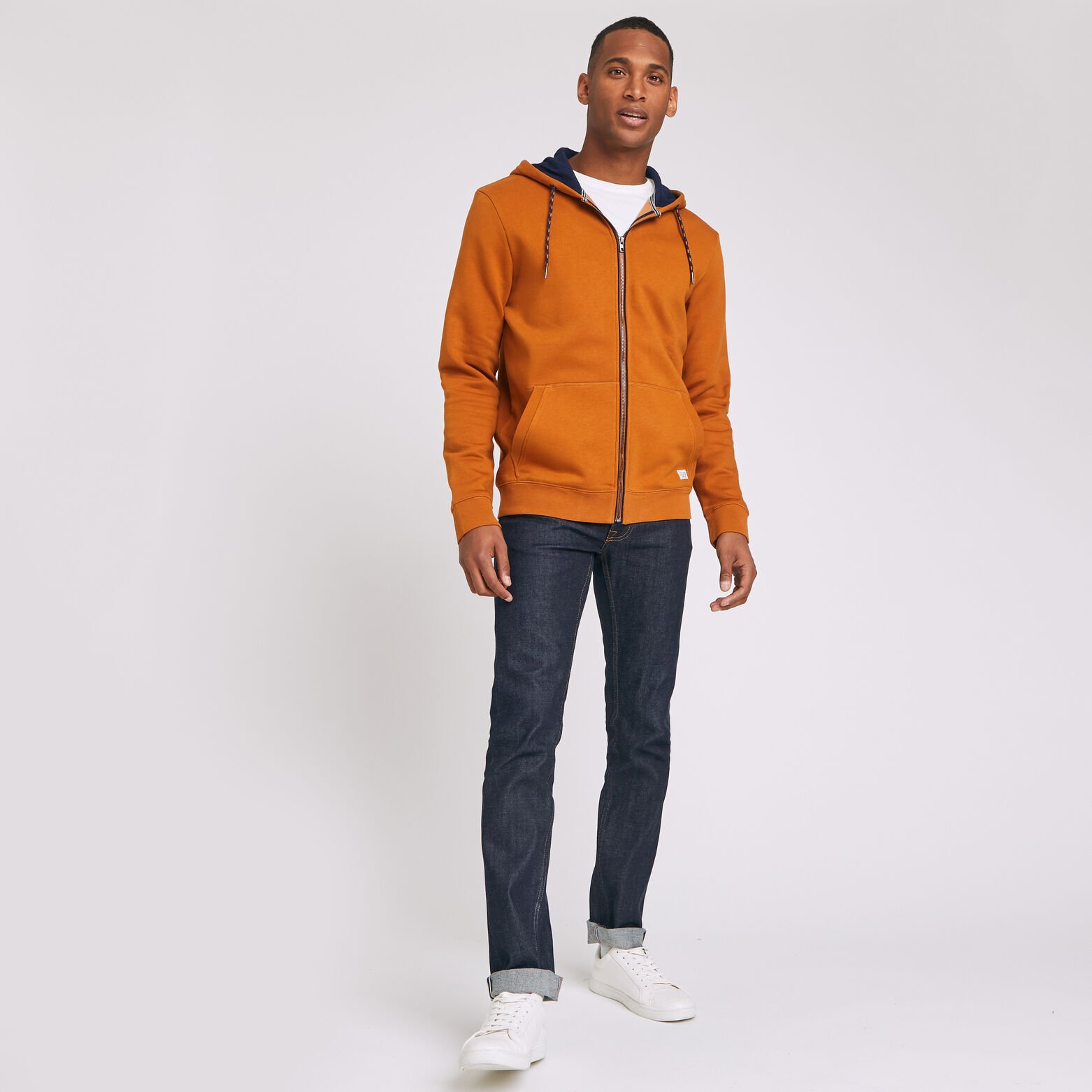 SWEAT ZIPPE CAPUCHE