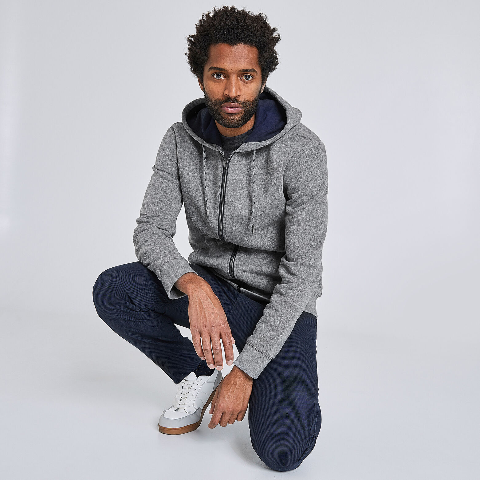 SWEAT ZIPPE CAPUCHE