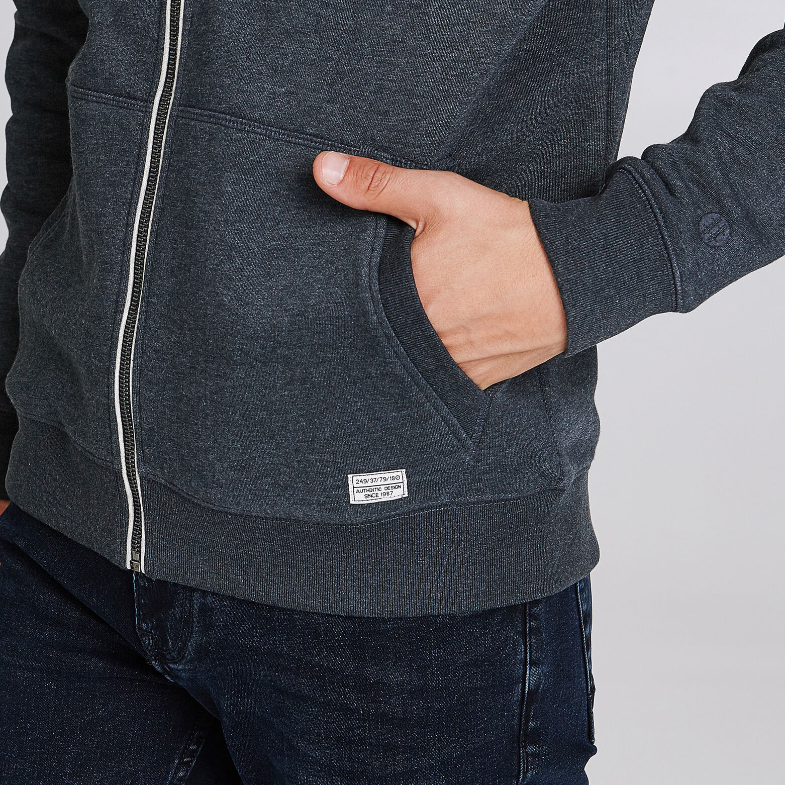 SWEAT ZIPPE CAPUCHE