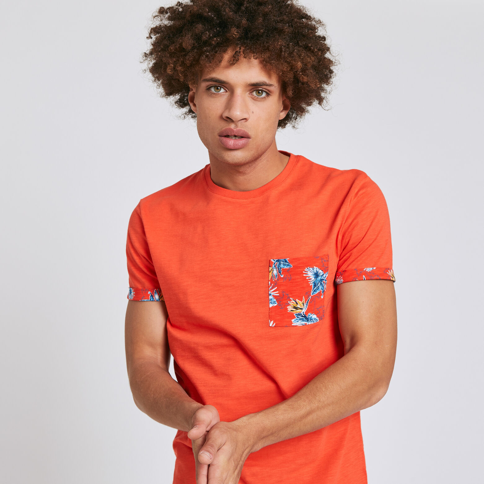 Tee shirt uni manches courtes détail imprimé hibis