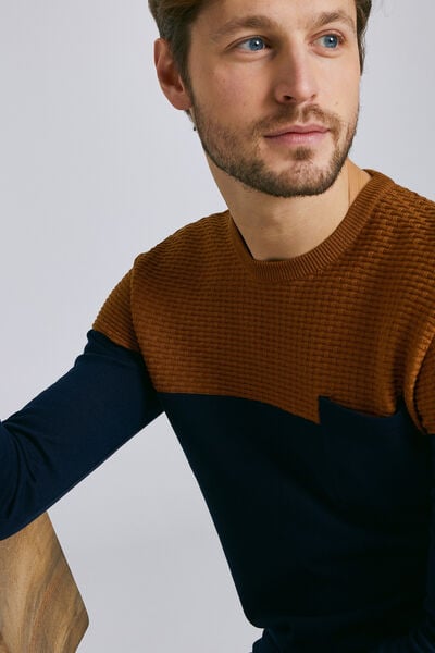 Pull col rond jeux de point avec poche plaquée