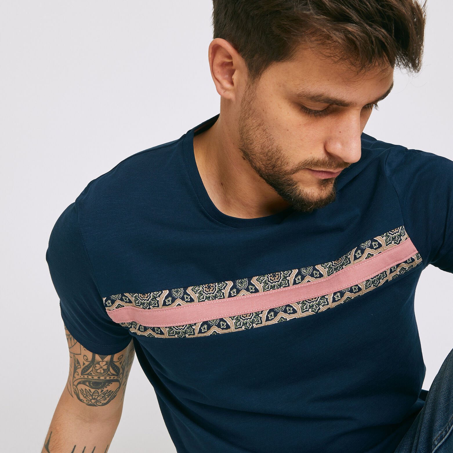 Tee shirt empiècement imprimé  mosaïque orientale.