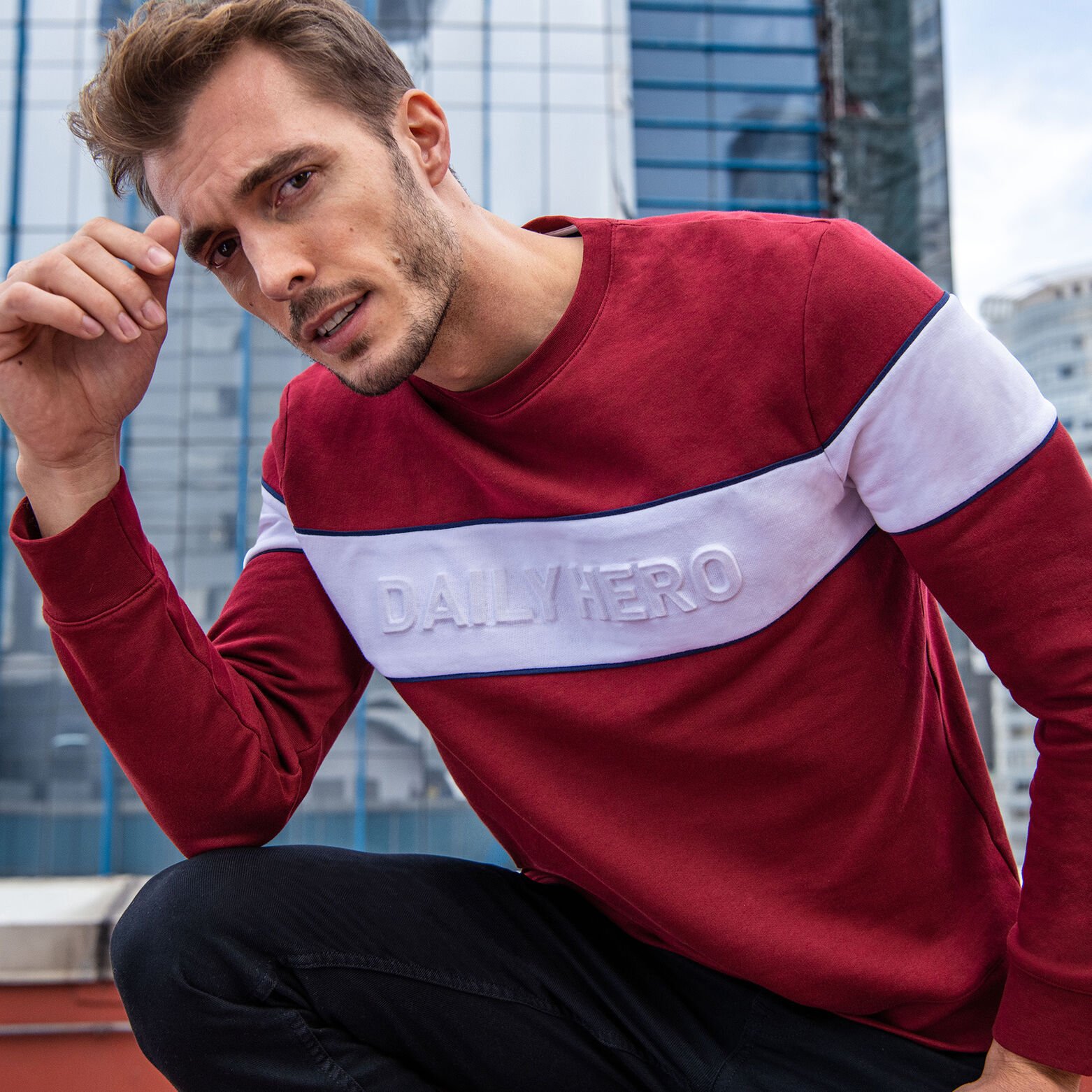 Sweat message brodé relief DAILY HERO