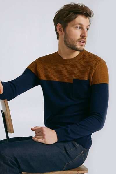 Pull col rond jeux de point avec poche plaquée