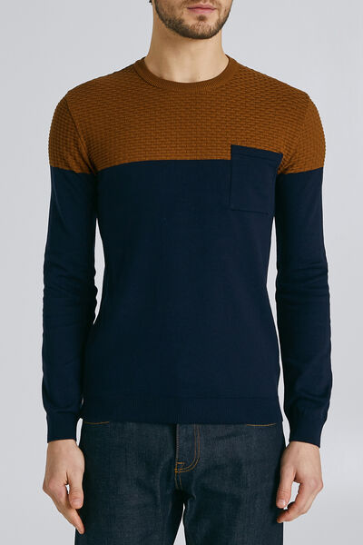 Pull col rond jeux de point avec poche plaquée