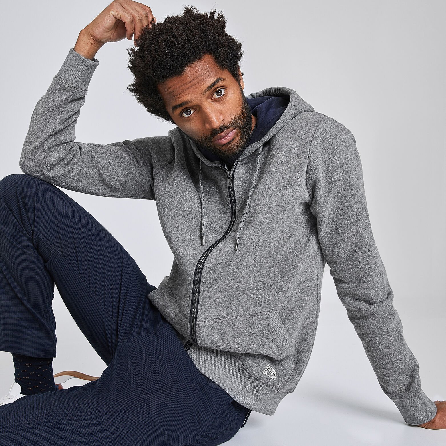 SWEAT ZIPPE CAPUCHE